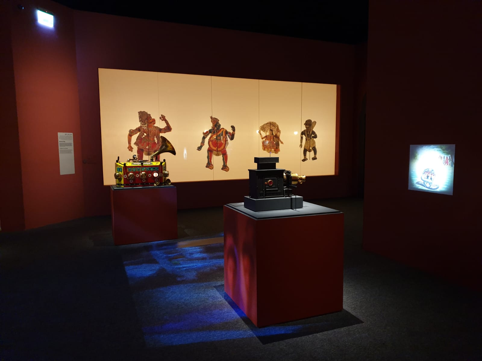 Présentation du bioscope et de la lanterne magique, deux objets manipulable dans l'exposition Bollywood Superstars : histoire d'un cinéma indien