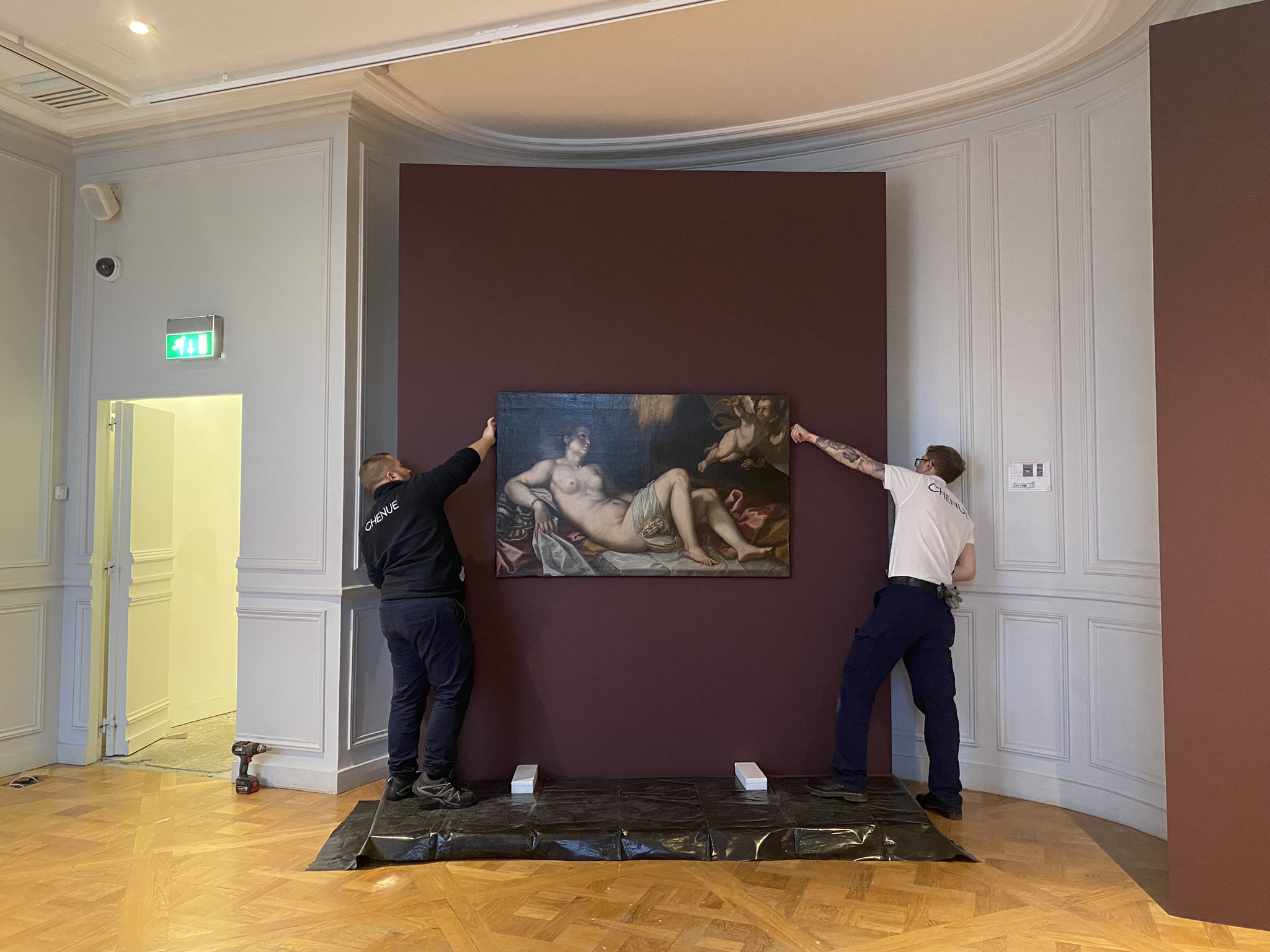 Installation de l'exposition l'Argent dans l'Art à la Monnaie de Paris
