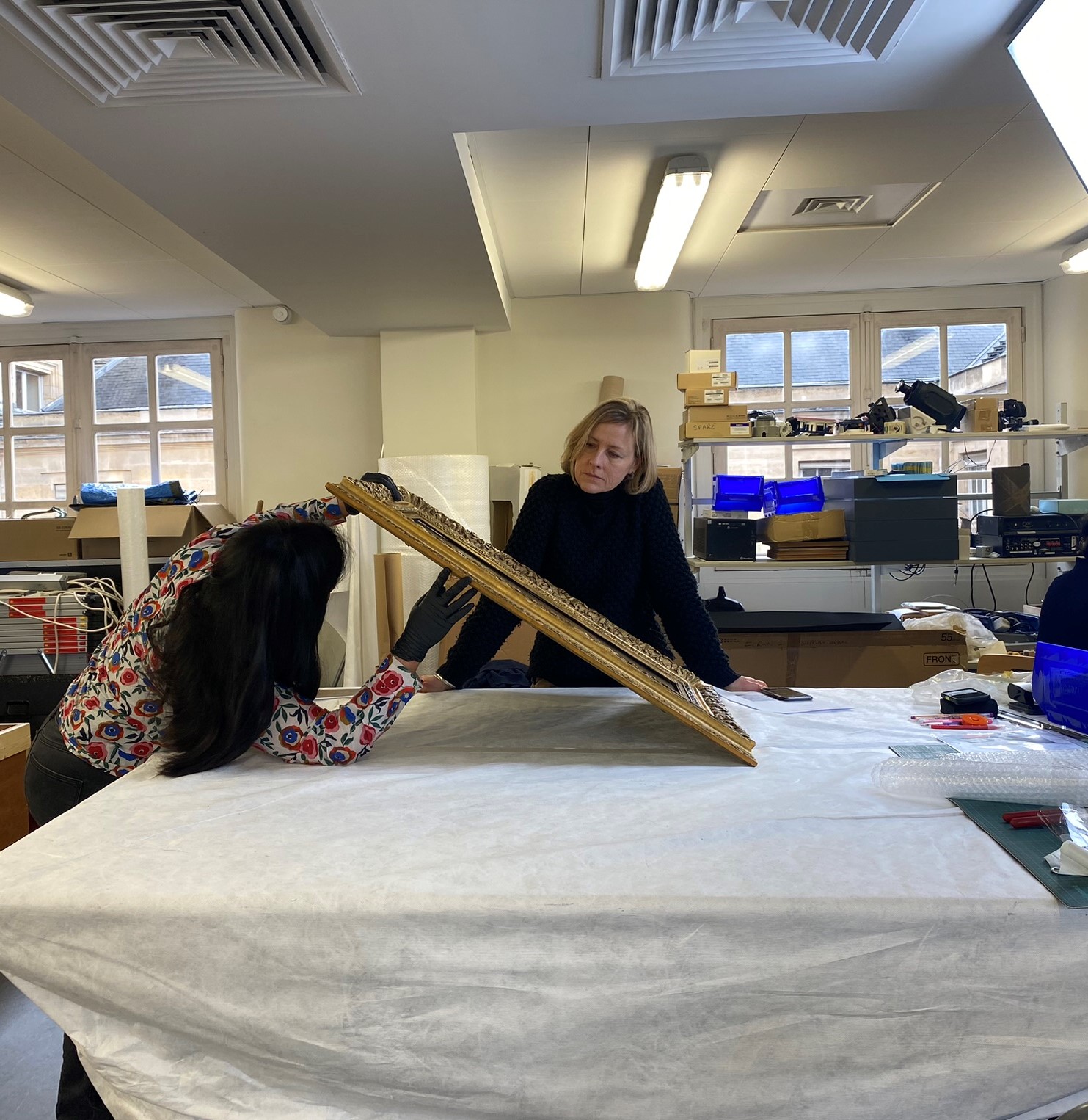 Installation de l'exposition l'Argent dans l'Art à la Monnaie de Paris - Conservation préventive et constat d'état