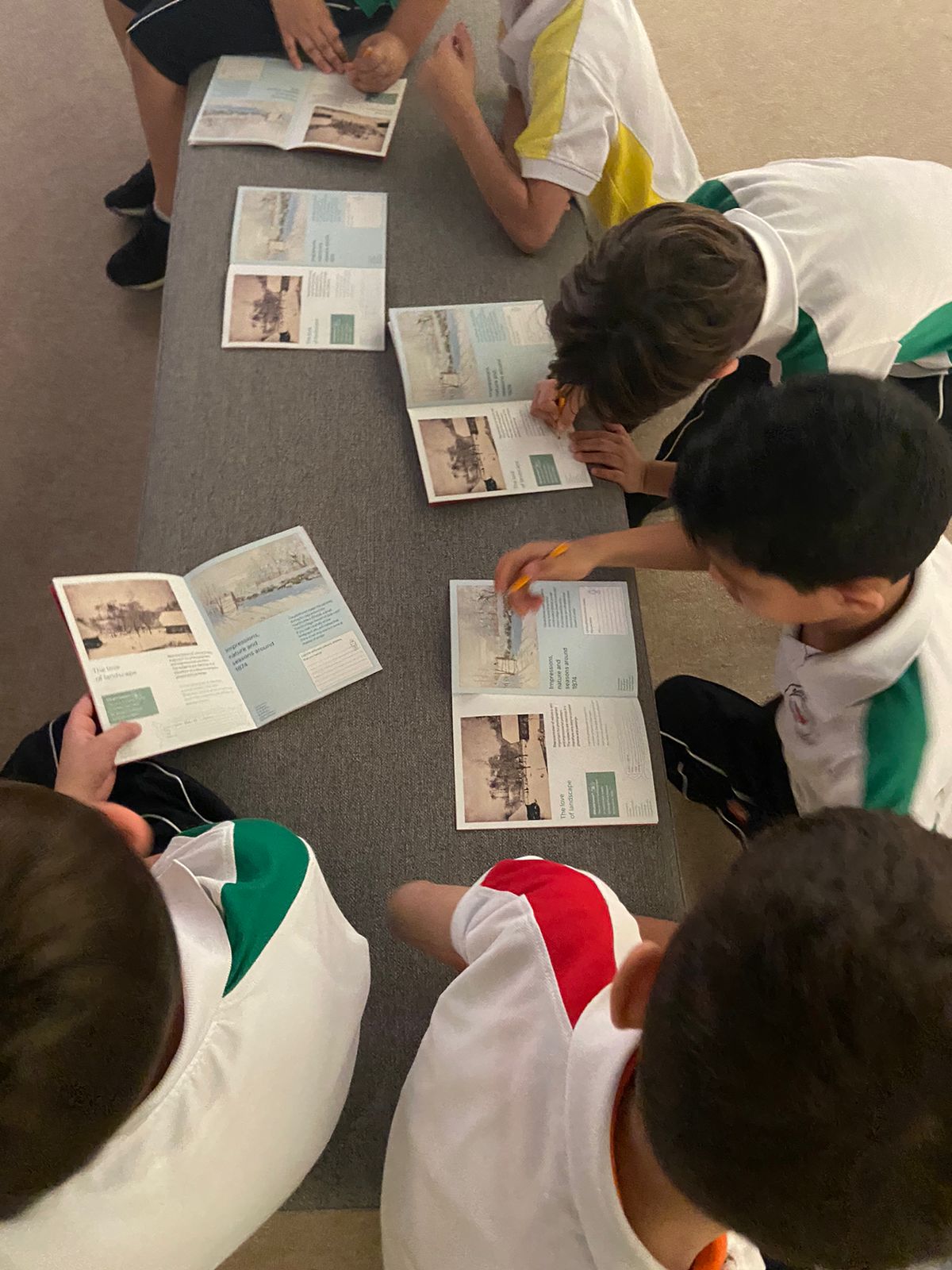 Enfants jouant avec un livre d'activités produit par France Muséums pour l'exposition Impressionnisme : la modernité en mouvements Page expérience visiteur