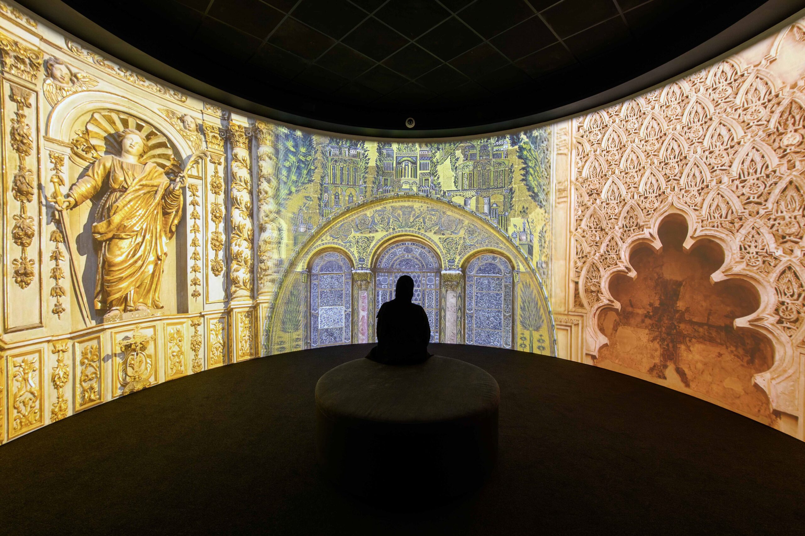 Installation à 180 degrés pour l’exposition Lettres de lumière présentée au Louvre Abu Dhabi. Le role de la mediation dans la conception de l’exposition.