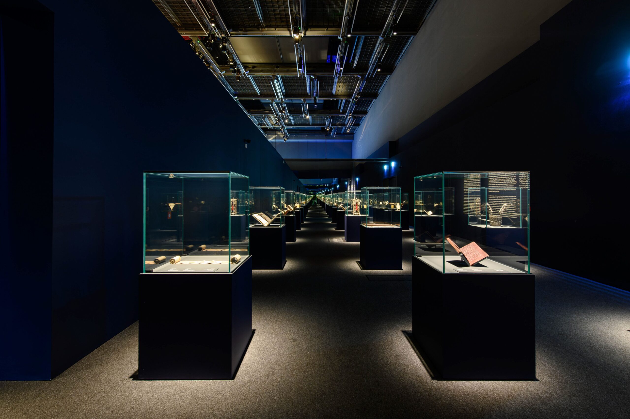 Vue de l'exposition Lettres de lumière présentée au Louvre Abu Dhabi.