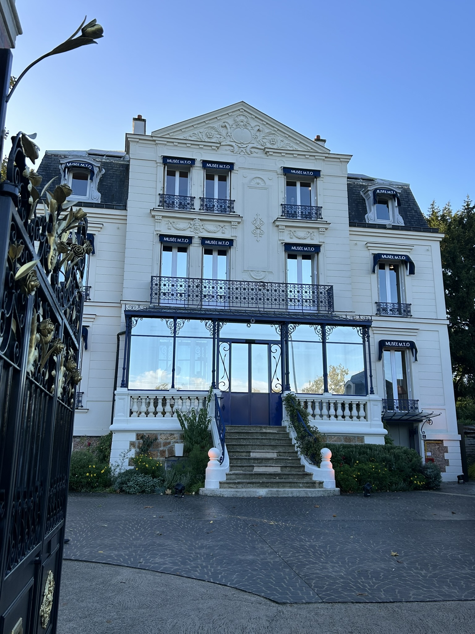 Façade du musée d'art et de culture soufis situé à Chatou dans les Yvelines