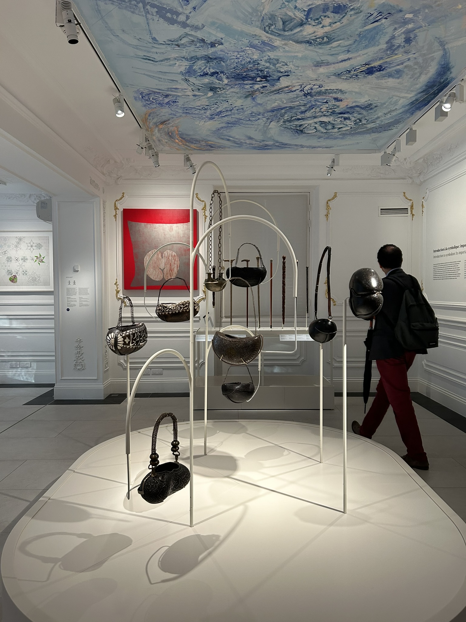 Exposition de plusieurs kashkuls, terme persan désignant un bol de mendiant ou un bol à aumônes