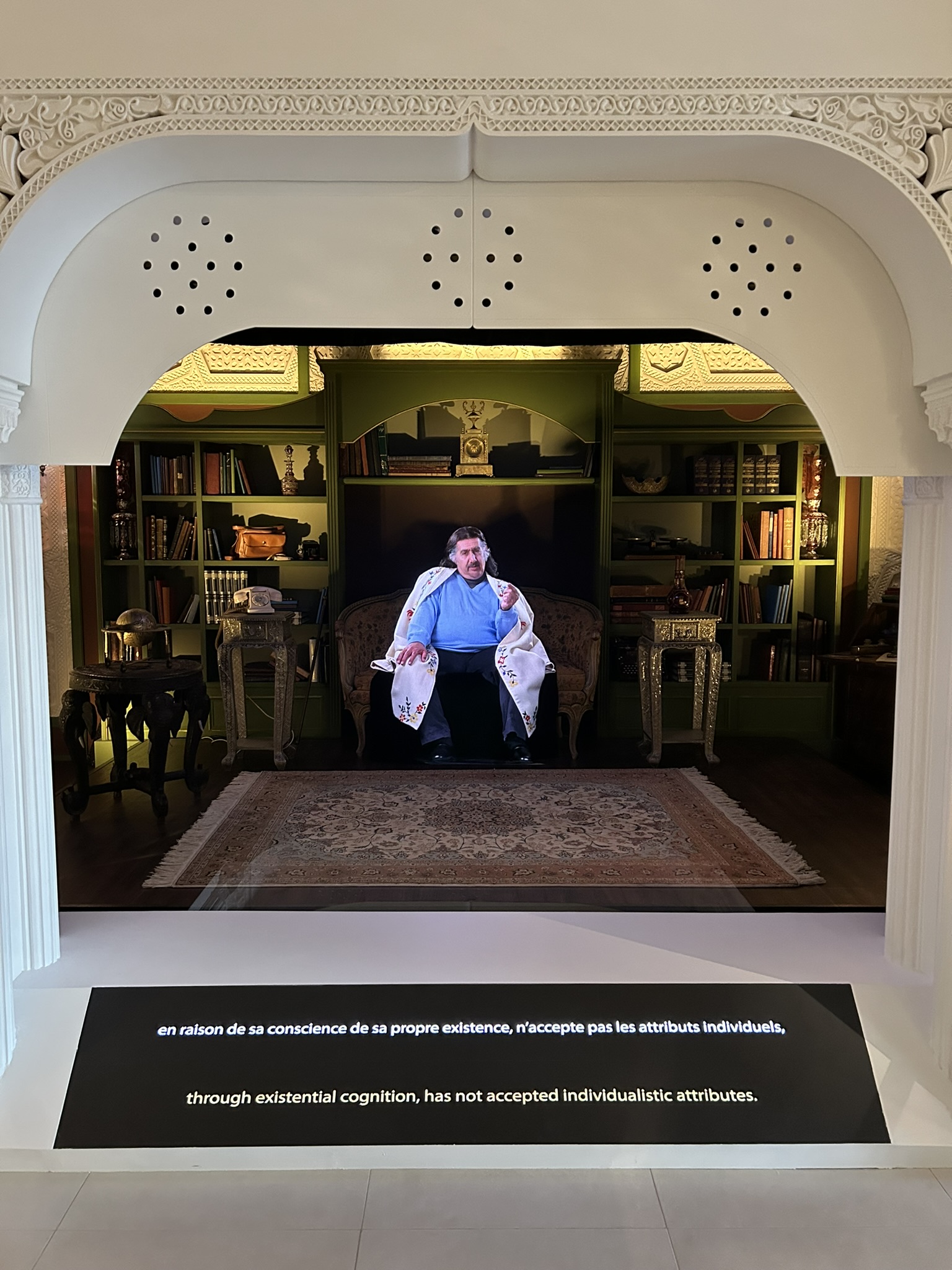 reconstitution d'un bureau iranien typique des années 1970, meublé d'objets ayant appartenu à Hazrat Shah Maghsoud, le 41e maître du MTO Shahmaghsoudi®, tandis qu'un hologramme du maître le montre en train de partager les enseignements spirituels du soufisme