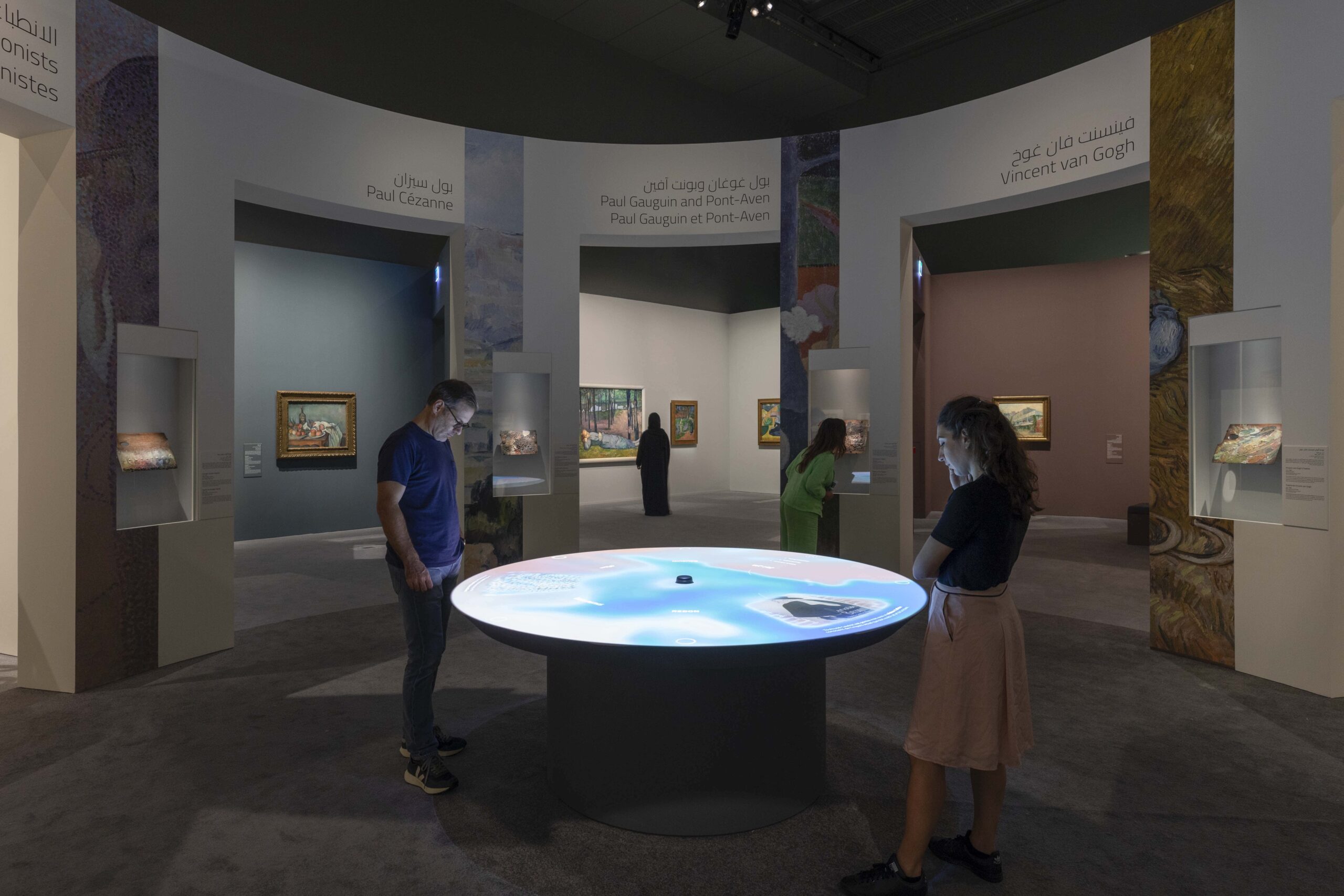 Table interactive dans l'exposition Post-impressionnisme. Au-delà des apparences Department of culture and tourism Abu Dhabi