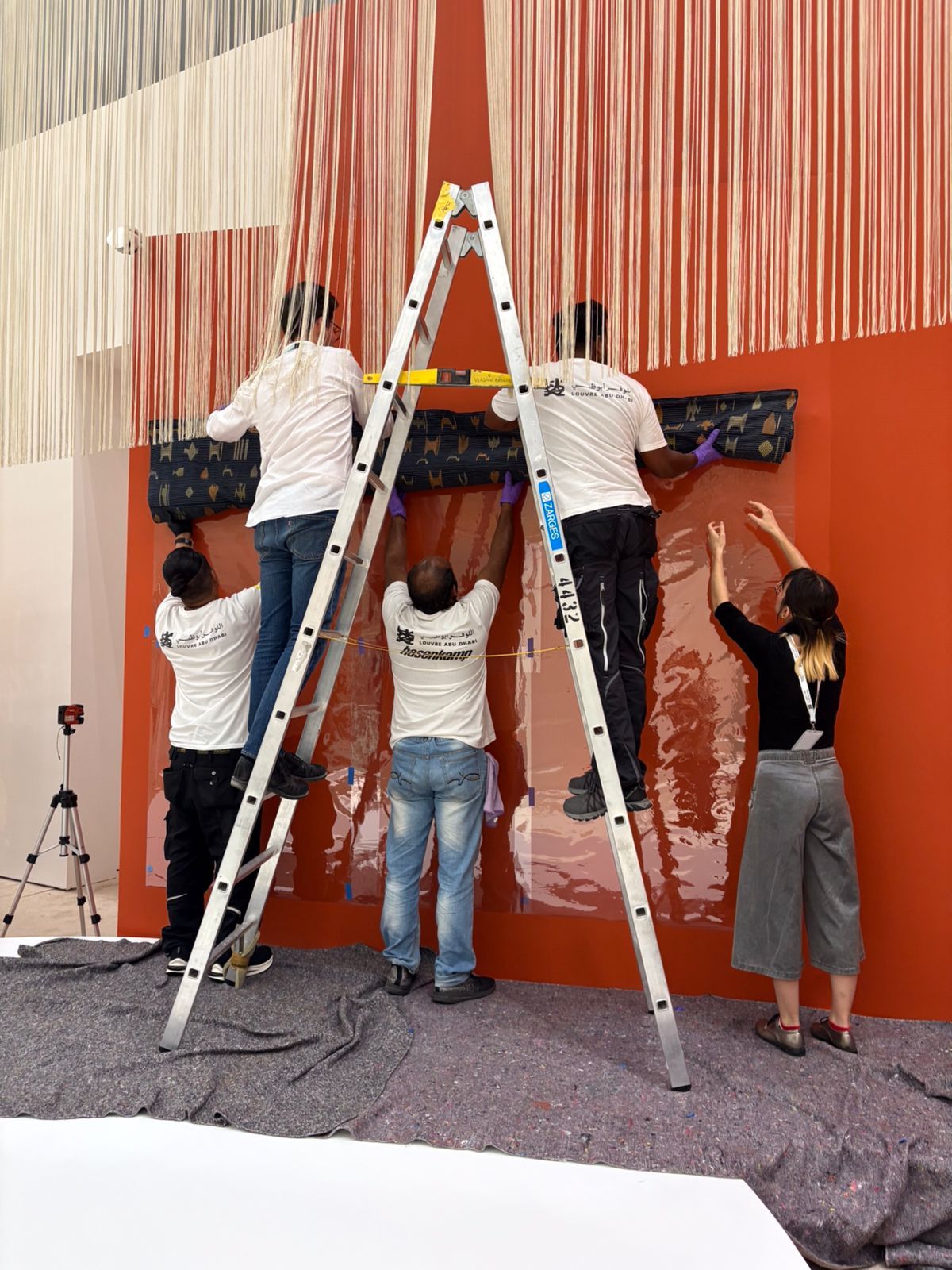 Accrochage des oeuvres de l'exposition Rois et Reines d'Afrique : formes et figures du pouvoir qui illustre les enjeux de régie des œuvres dans les expositions temporaires