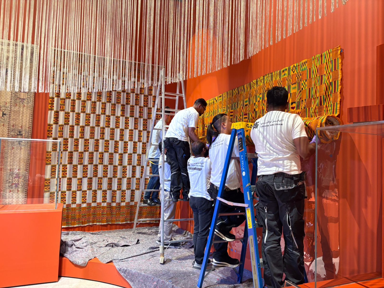 Accrochage des oeuvres de l'exposition Rois et Reines d'Afrique : formes et figures du pouvoir qui illustre les enjeux de régie des œuvres dans les expositions temporaires