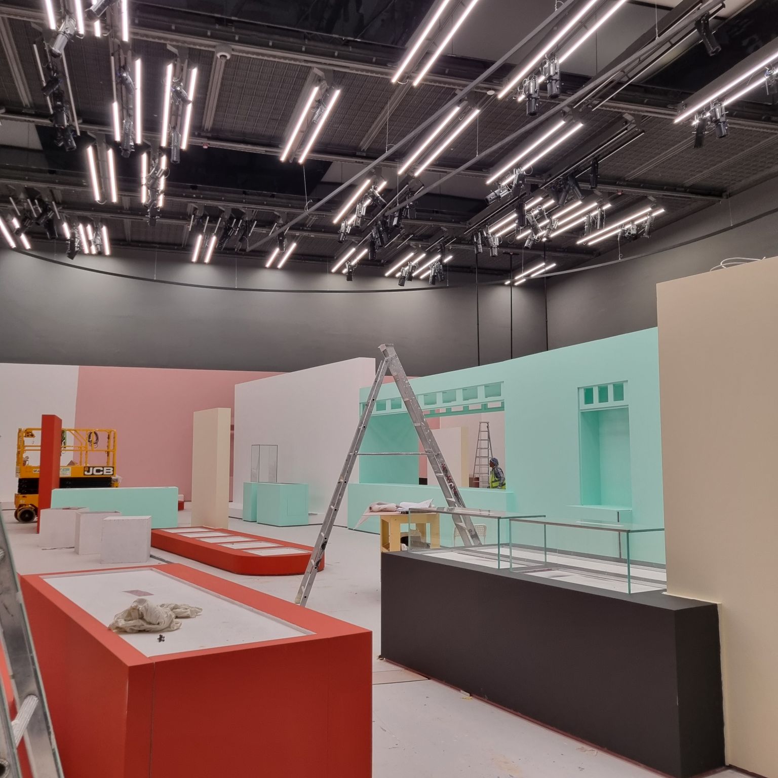 Vue de l'installation de l'exposition Rois et Reines d'Afrique : formes et figures du pouvoir qui illustre les enjeux de régie des œuvres dans les expositions temporaires