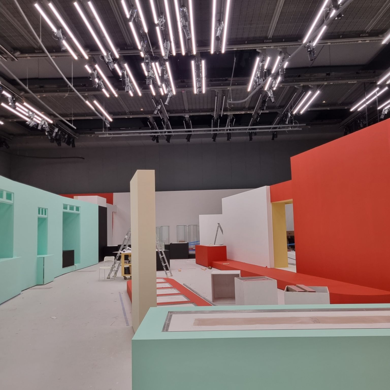 Vue de l'installation de l'exposition Rois et Reines d'Afrique : formes et figures du pouvoir qui illustre les enjeux de régie des œuvres dans les expositions temporaires