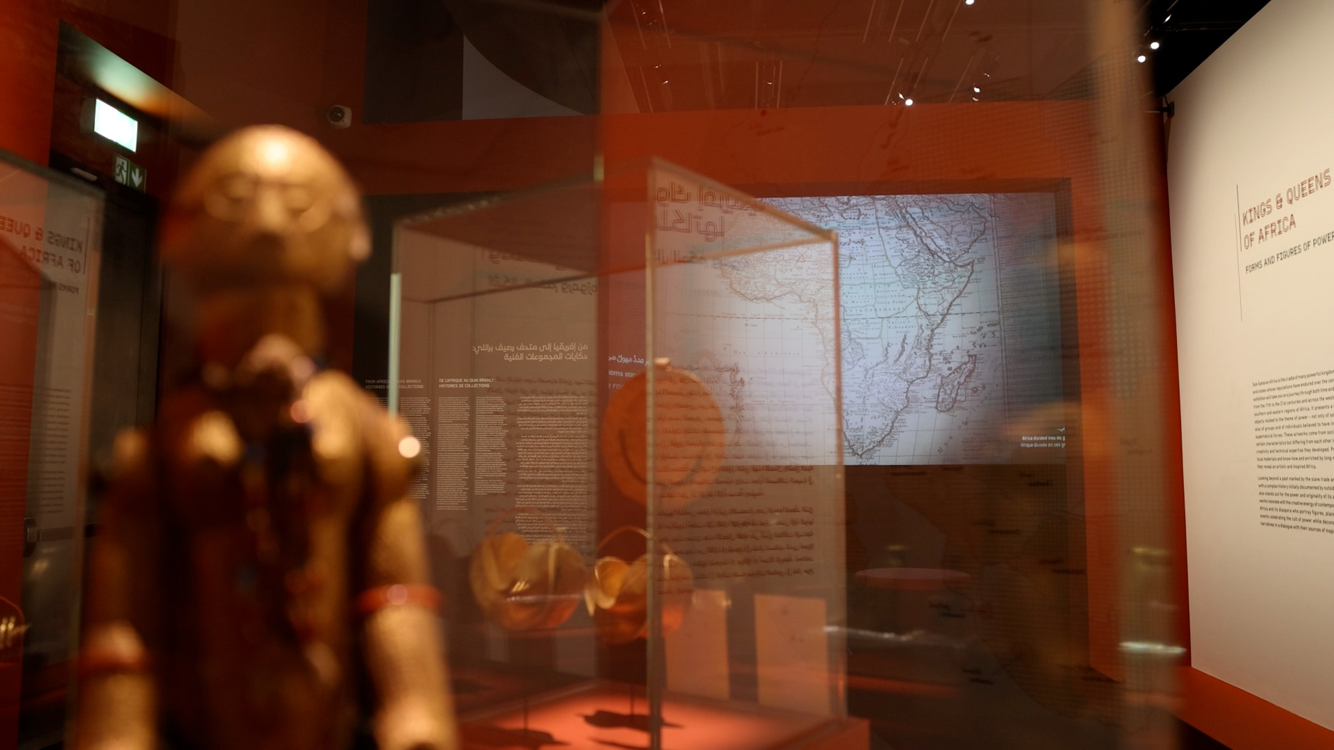 Vue de l'exposition Rois et Reines d'Afrique : formes et figures du pouvoir qui illustre les enjeux de régie des œuvres dans les expositions temporaires