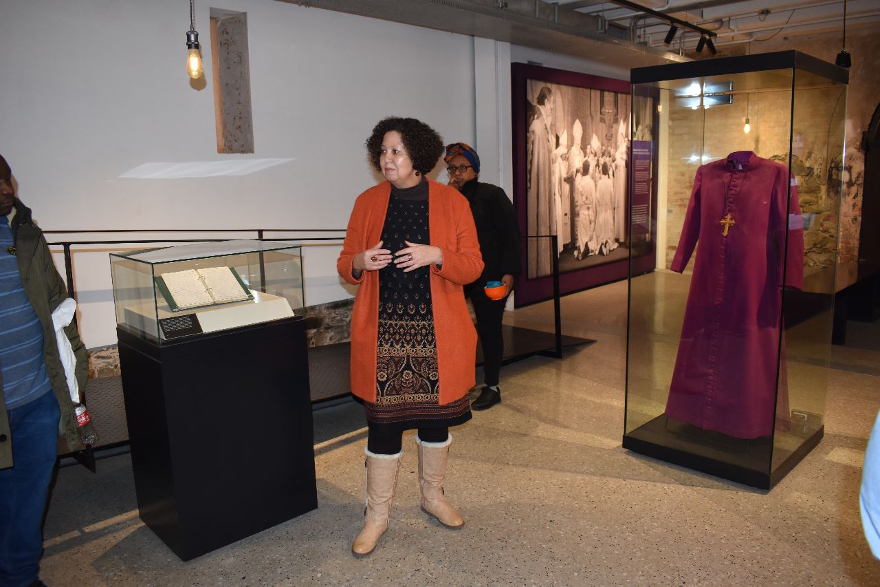 Charlene Houston au sein de l'exposition, à la Desmond and Leah Tutu Legacy Foundation
