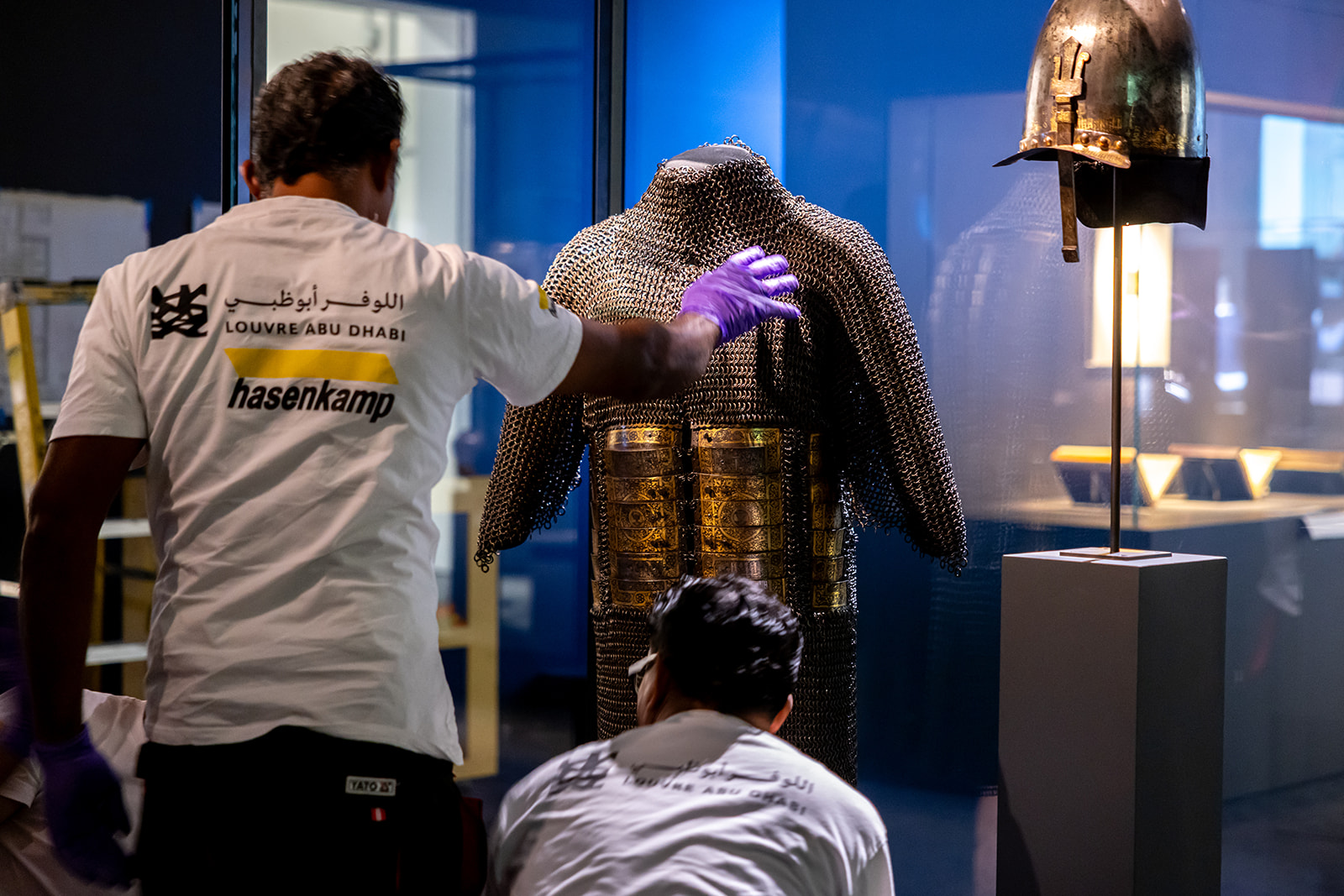 Installers at work setting up the exhibition “Mamluks: Legacy of an Empire” © Christophe Viseux