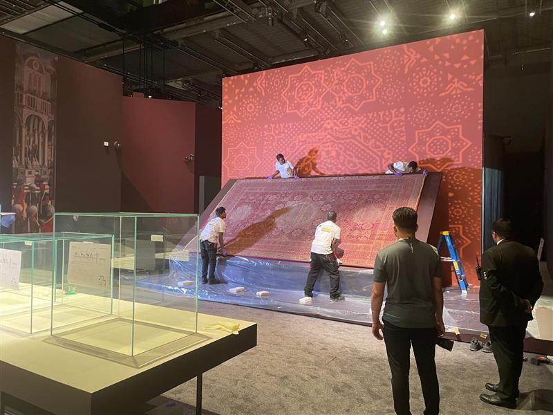 Installateurs au travail sur le montage de l'exposition 